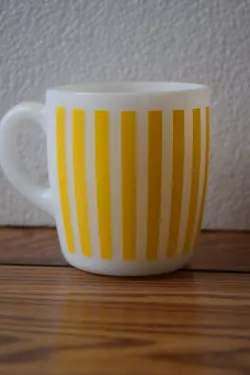 VINTAGE HAZEL ATLAS YELLOW CANDY STRIPE MILK GLASS COFFEE MUG CUP