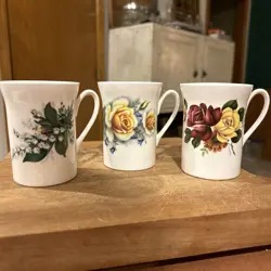 SET OF CUPS/