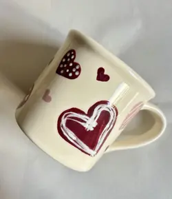 VINTAGE 14-OZ HARTSTONE POTTERY MUG WITH RED AND PINK HEARTS