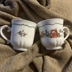 2 VINTAGE ARCOPAL FRANCE RED FLOWERS FLORAL WHITE MILK GLASS COFFEE TEA CUP MUG