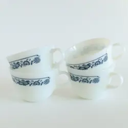 VINTAGE PYREX CORNING MILK GLASS OLD TOWN BLUE ONION  FOUR COFFEE TEA MUGS CUPS