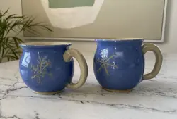 MUGS SIGNED.