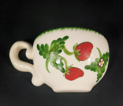 VINTAGE COUNTRY FARMHOUSE WHITE RED STRAWBERRIES COFFEE MUG TEA CUP WALL POCKET