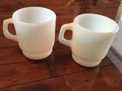PAIR OF VINTAGE ANCHOR HOCKING FIRE KING MILK GLASS STACKING MUGS COFFEE TEA