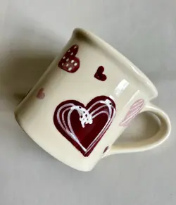 VINTAGE 12-OZ HARTSTONE POTTERY MUG WITH RED AND PINK HEARTS