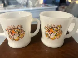 VINTAGE ANCHOR HOCKING FIRE KING ESSO TONY THE TIGER MILK GLASS COFFEE MUG (2)