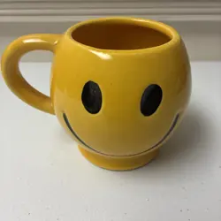 HAPPY FACE MUG