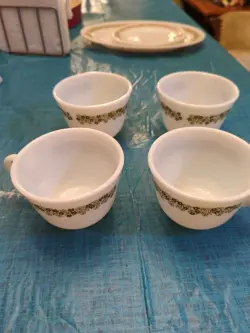 SET OF 4 VINTAGE MILK GLASS PYREX CRAZY DAISY SPRING BLOSSOM COFFEE MUG TEA CUPS