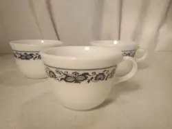 VINTAGE PYREX CORNING MILK GLASS OLD TOWN BLUE ONION COFFEE CUPS MUGS SET OF 3