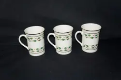 HOLLY HOLIDAY MUGS
