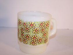 VINTAGE ANCHOR HOCKING DAISY MILK GLASS MUG 5 INCHES TALL HOLDS 6 OUNCES