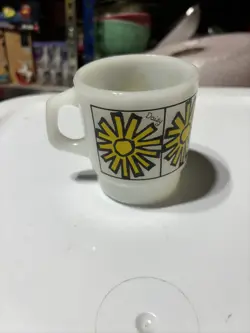VINTAGE ANCHOR HOCKING FIRE KING YELLOW DAISY MILK GLASS MUG