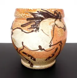 VINTAGE 1999 ROCK HARD POTTERY DECORATIVE COFFEE MUG RUNNING HORSE SIGNED 12 OZ