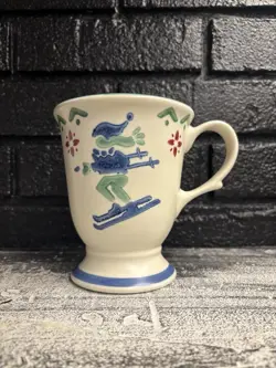 SKIING PEDESTAL MUG