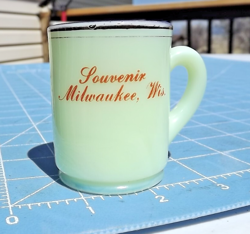VINTAGE SOUVENIR CUSTARD URANIUM GLASS MINI MUG MILWAUKEE WISCONSIN