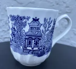 VINTAGE CHURCHILL BLUE WILLOW TEA/COFFEE MUG