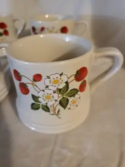 CREAM STONEWARE MUGS