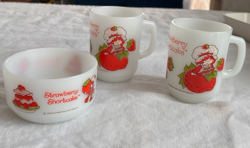 SET OF ANCHOR HOCKING STRAWBERRY SHORTCAKE, 2 MUGS AND 1 CEREAL  BOWL VINTAGE
