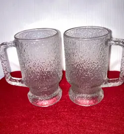 FOOTED MUG