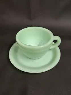 VTG EXC. FIRE-KING JADEITE OVENWARE RESTAURANT C HANDLE CUP / MUG & SAUCER  (4)
