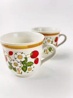 VINTAGE 2 STRAWBERRIES N CREAM COFFEE MUG STONEWARE GOOD CONDITION
