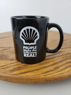 VINTAGE SHELL OIL GAS BLACK CERAMIC COFFEE MUG CUP PEOPLE MAKE THE DIFFERENCE