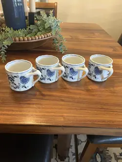 LOT OF 4 VINTAGE BLUE DANUBE BLUE ONION COFFEE MUGS TRIPOD HANDLE RECTANGULAR
