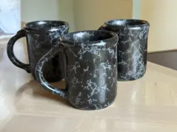 3 VINTAGE BENNINGTON POTTERY VERMONT THUMBPRINT HANDLE MUGS 1967 SPECKLE BLACK