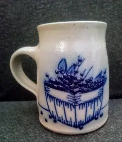 VINTAGE SALMON FALLS SALT GLAZE STONEWARE POTTERY MUG BLUEBERRIES 1993