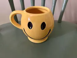 VINTAGE 1970’S MCCOY POTTERY USA CERAMIC YELLOW SMILEY HAPPY FACE MUG COFFEE CUP