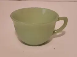 JADEITE TEA CUP VINTAGE FIRE KING OVEN WARE GREEN GLASS TEA CUP(HAD DEFECTS)