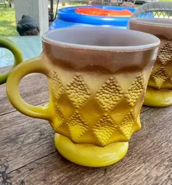 MUGS YELLOW BROWN