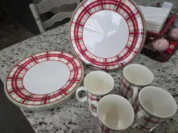 LENOX VINTAGE CHRISTMAS HOLIDAY GATHERINGS PLAID PLATES (4) MUGS (4)