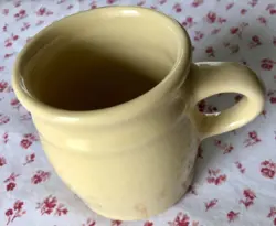 VINTAGE HENN POTTERY RARE SMALL CHILDREN’S YELLOW MUG CUP EUC ~ MADE IN USA