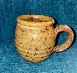 VINTAGE POTTERY MUG