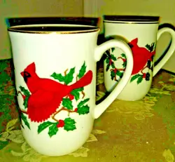 VTG. LEFTON COFFEE MUG RED CARDINAL WTIH HOLLY CHRISTMAS GOLD TRIM 1062 PAIR