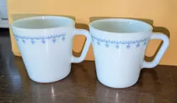 VTG MILK GLASS PYREX BLUE SNOWFLAKE GARLAND MUGS SET OF 2 COFFEE CUPS  D HANDLES