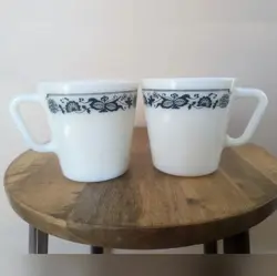 PYREX VINTAGE WHITE MILK GLASS-OLD TOWN BLUE ONION PATTERN COFFEE/ TEA CUPS