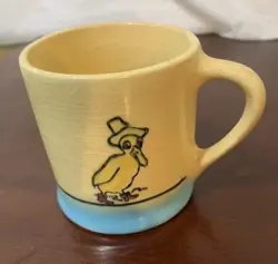 VINTAGE ROSEVILLE POTTERY CREAMWARE DUCK WITH HAT MUG 3.5 YELLOW & BLUE