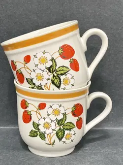 VINTAGE STRAWBERRIES N CREAM FLOWERS STONEWARE JAPAN COFFEE MUG CUP SET OF 2