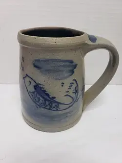 VINTAGE ROWE POTTERY WORKS SALT GLAZE COBALT BLUE FISH BITTING LURE MUG 1993