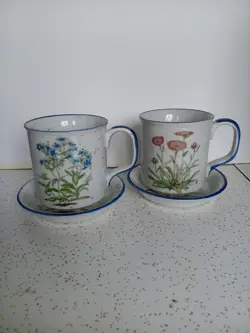 3 VINTAGE MUGS  4 SAUCERS SPECKLED STONEWARE  FLORAL DESIGN