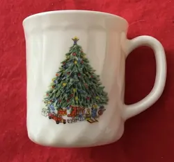 CHRISTMAS TREE WREATH SALEM PORCELLE HOLIDAY VINTAGE MUGS- FRANCE
