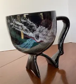 SHAPED PEDESTAL MUG
