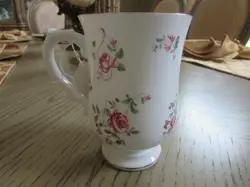 VTG ROYAL VICTORIA CHINA DINNERWARE TALL MUG WHITE WITH PINK ROSES
