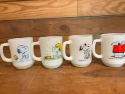 SET OF 4 VINTAGE ANCHOR HOCKING FIRE KING SNOOPY MUGS