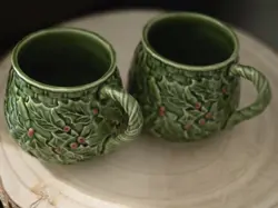 BORDALLO PINHEIRO PORTUGAL  VINTAGE CHRISTMAS HOLLY MUGS, SET OF 2 GREEN