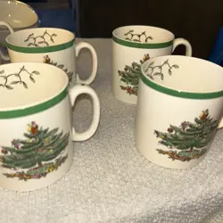 VTG SPODE CHRISTMAS TREE S3324 COFFEE/TEA  MUG /CUP - MADE IN ENGLAND.  SET OF 4