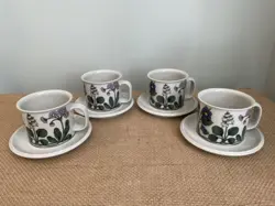 MUGS/CUPS AND SAUCERS