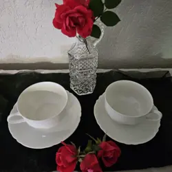 TEA CUPS &SAUCERS